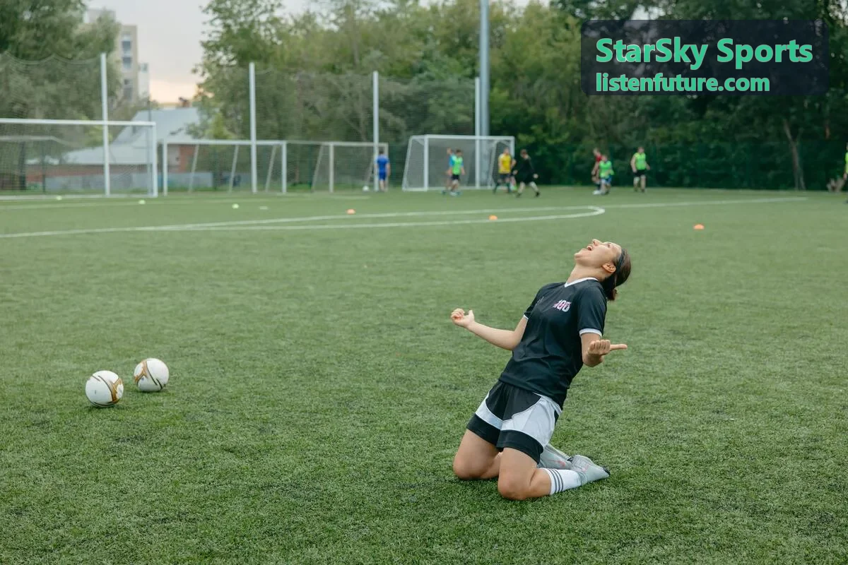 StarSky Sports 探照灯下的跑道与训练课现场